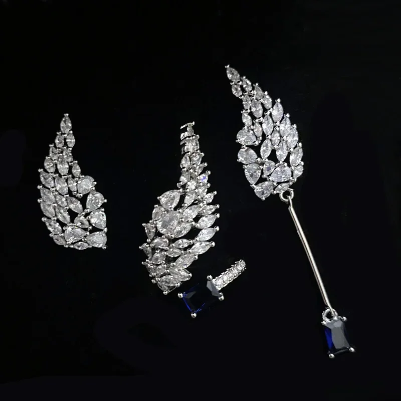 

MDL Moissanit. Style Sparkling Niche Asymmetrical Stud Earrings Set 18K Gold Plated Imperial Light Luxury Spectral Zirconia Ring