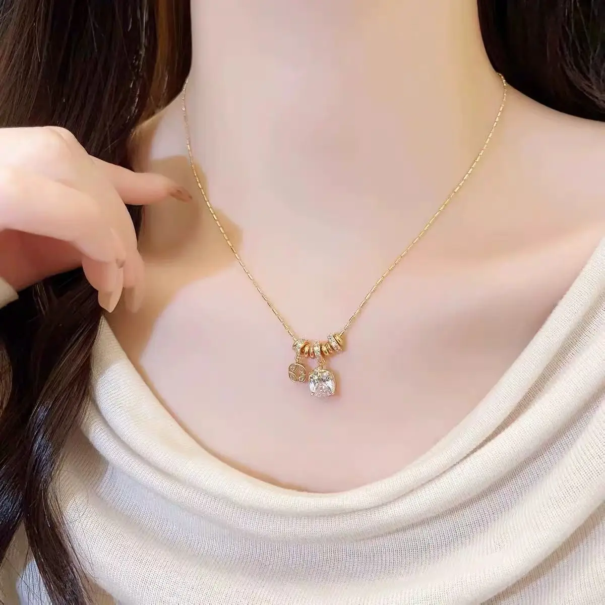 2026 Goldfarbene Perlenkette mit quadratischem Zirkonia-Anhänger, Zirkon-Charm-Halskette, minimalistisch, für Damen, Alltagsschmuck, Geschenk – Detail 3