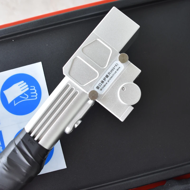 ماكينة تنظيف ألياف الليزر المحمولة بسعر منخفض 1000 وات 1500 وات لإزالة طلاء الصدأ للخشب المعدني