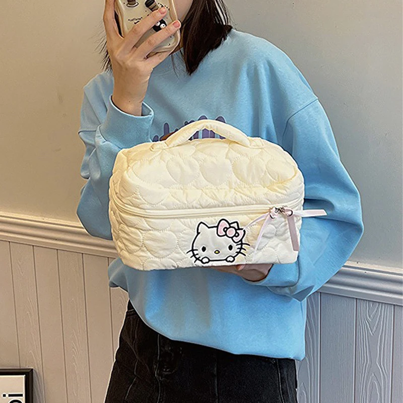 Borsa per cosmetici sandos Clouds Kuromi sanios Anime Kawaii Cartoon Figure Cream Down borsa da viaggio portatile morbida ad alta capacità