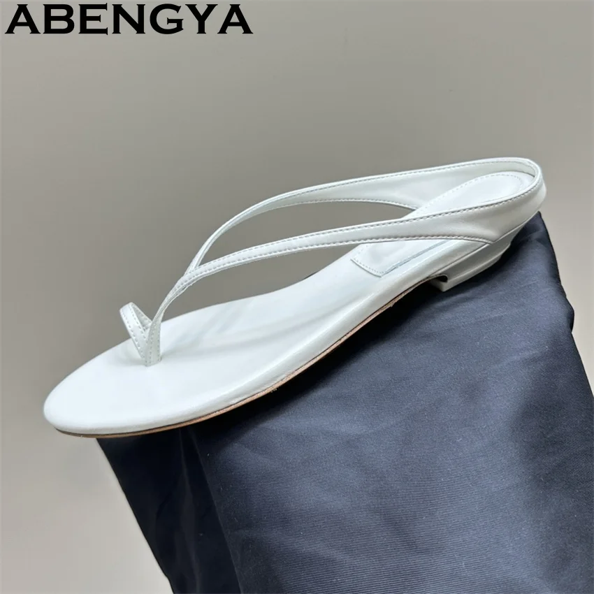 

Новые летние повседневные шлепанцы, тапочки на плоской подошве, женские пляжные туфли с круглым носком и узким ремешком из натуральной кожи, модные шлепанцы