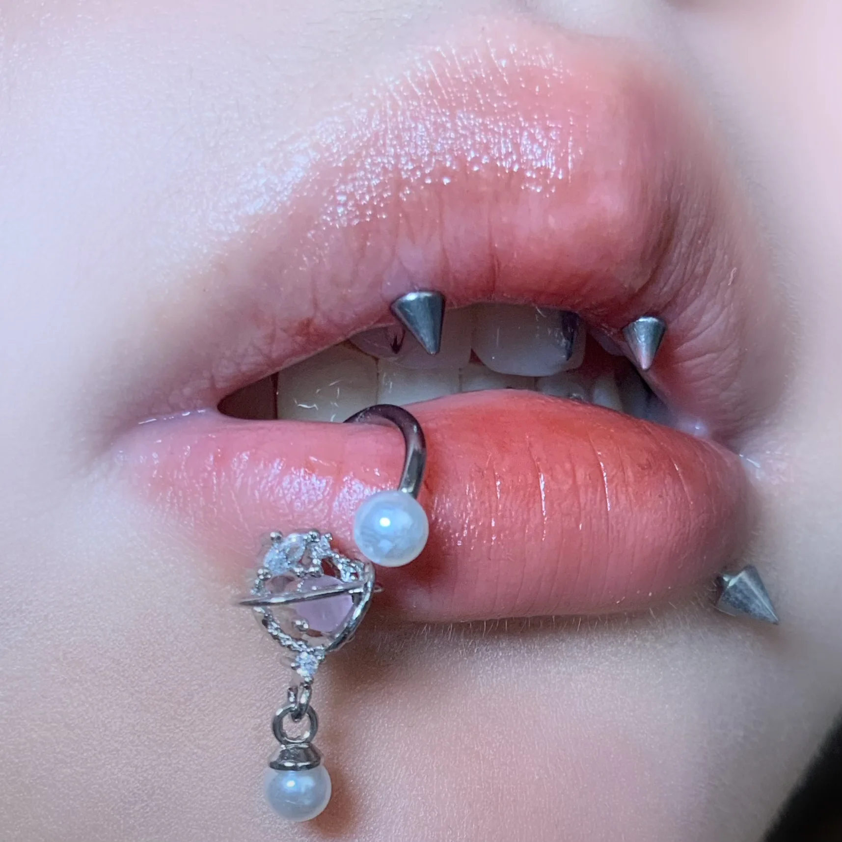 anel-labial-de-aco-titanio-com-pingente-de-perola-e-zirconias-incrustadas-em-olho-de-gato-–-joia-feminina-de-estilo-doce-e-moderno