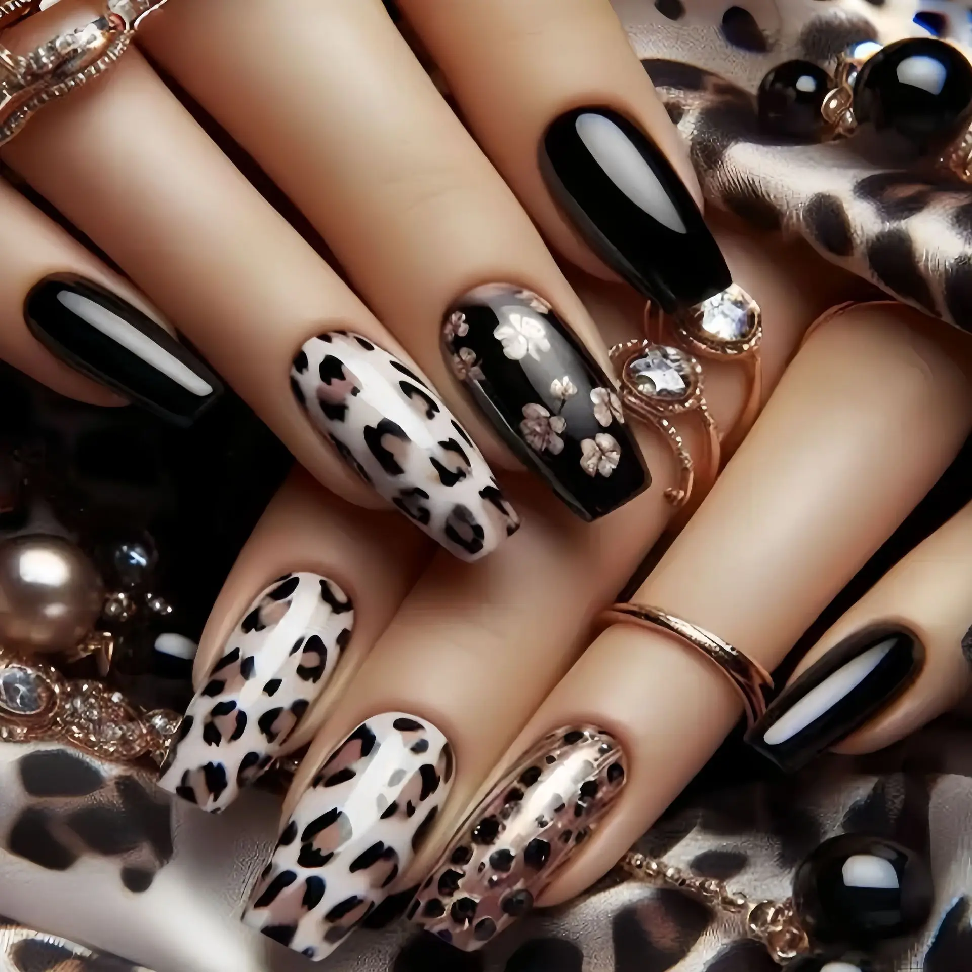 Mittellange künstliche Nägel für Frauen und Mädchen, schwarz, braun, Leopardenmuster, modische Streifen, Blumen, französische Ballettspitzen, zum Aufdrücken des falschen Nagelkunst-Sets