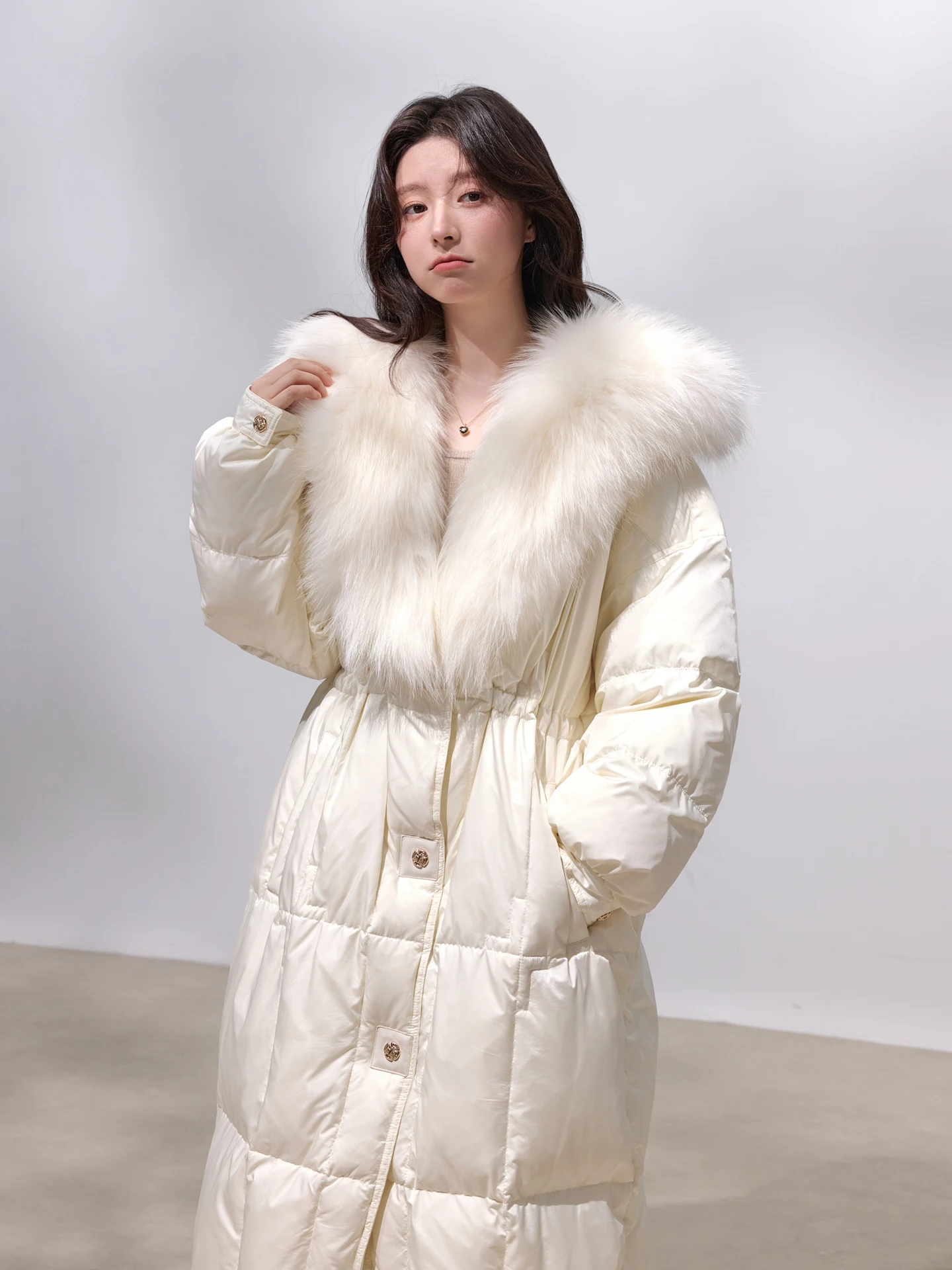 

Пуховик Chen U One Berlin Fog Winter 90 из белого гусиного пуха с меховым воротником, удлиненный, зима 2025, повседневный, утепленный