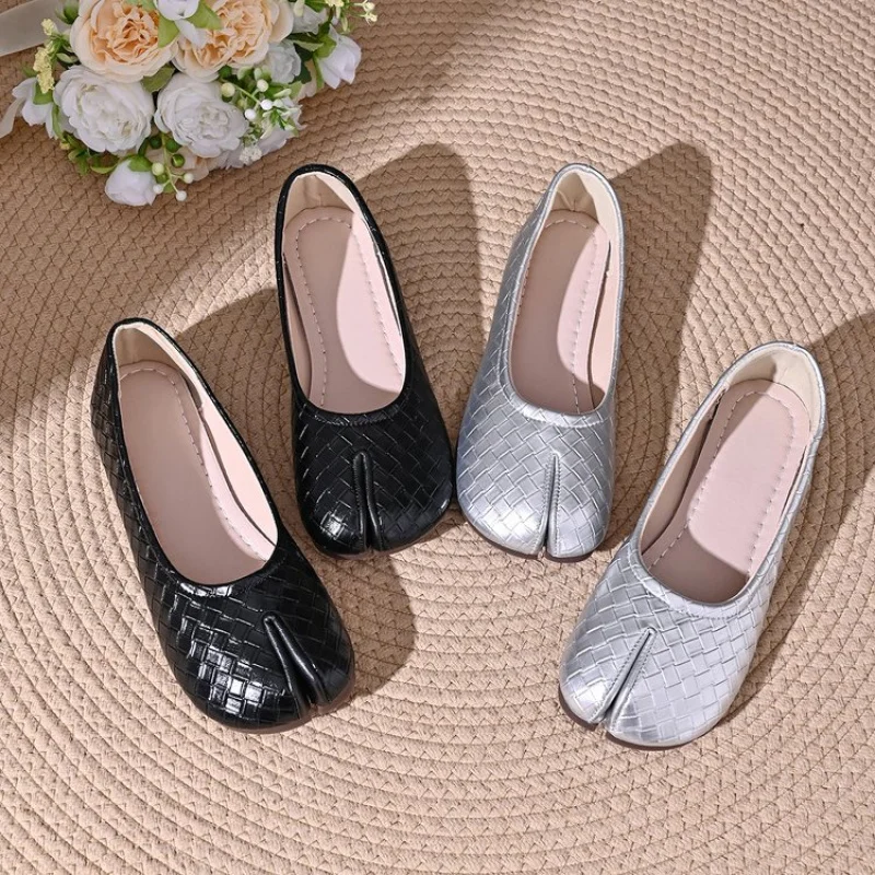 Zapatos de diseño exclusivo con punta dividida para mujer, estilo retro, color plateado, antideslizantes, versátiles, de boca poco profunda, suela plana, sin cordones.