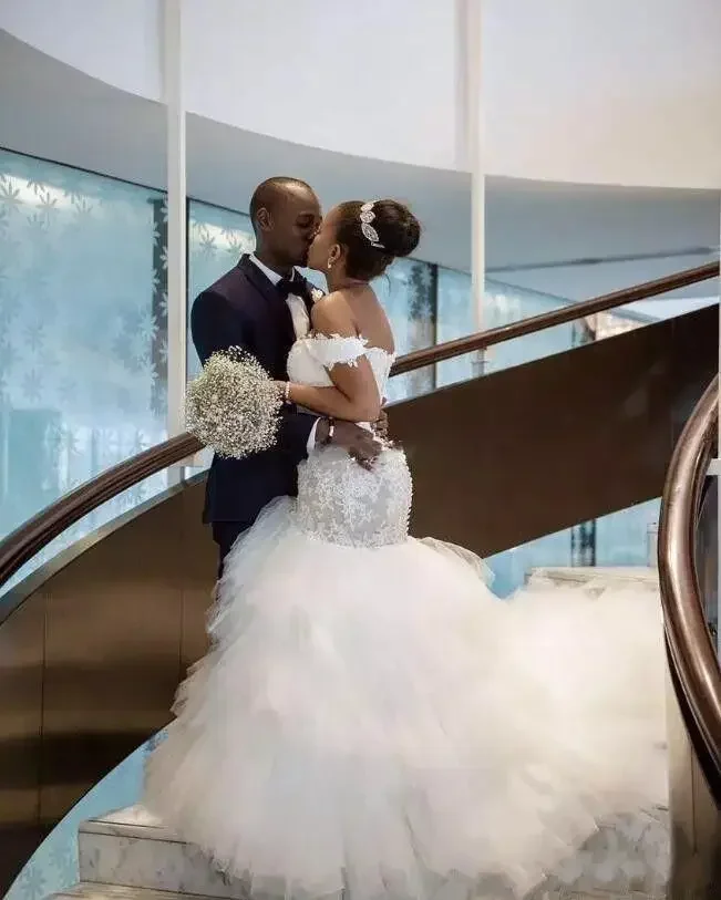 Maßgeschneiderte, wunderschöne schulterfreie Meerjungfrau-Brautkleider mit Spitze, herzförmiger, bauschiger, abgestufter Tüll-Brautkleid