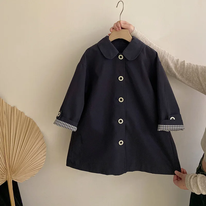 

Пальто для девочек, весна 2024, новая детская одежда, корейский стиль, темпераментный плащ с кукольным воротником для маленьких девочек, повседневный, простой, на каждый день