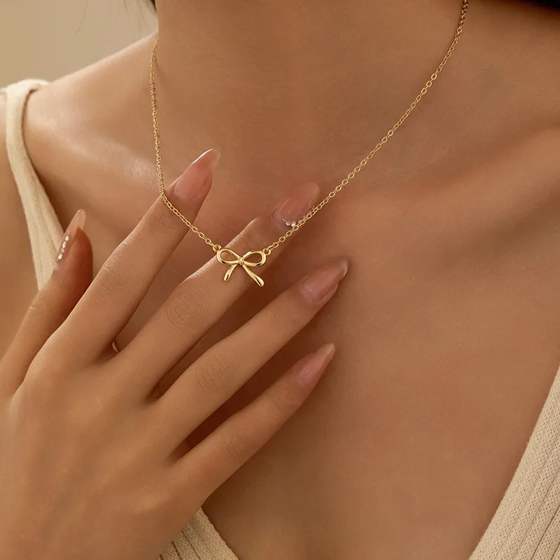 قلادة أنيقة على شكل فيونكة على شكل عقدة على شكل فيونكة مناسبة لعيد الحب وحفلات الزفاف والحفلات ومجوهرات الارتداء اليومي