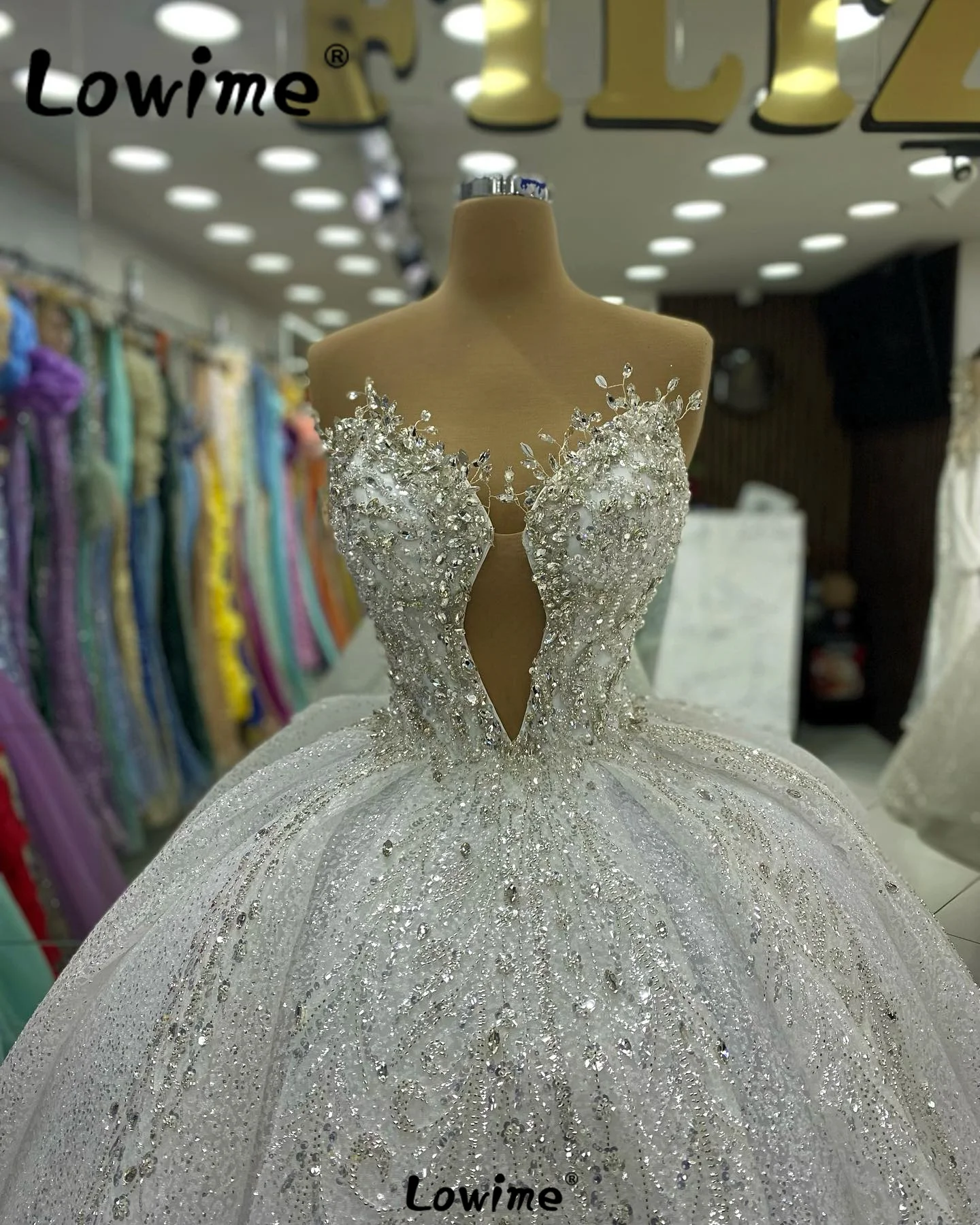 Lowime cristalli di lusso abiti da sposa bianchi abito da ballo paillettes glitterate abiti da sposa arabi gonfi 2024 Couture abito lungo da sposa