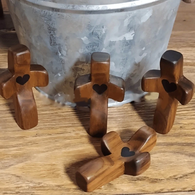 Tasca portatile in legno con croce portatile che tiene la croce per la preghiera uomini di piccole dimensioni la chiesa cristiana attraversa il