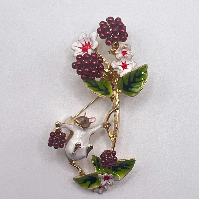 Cute Chipmunk Cranberry Brooch Interesting Little Squirrel Corsage Brooch Women's Fashion Animal Clothing Accessories Brooch