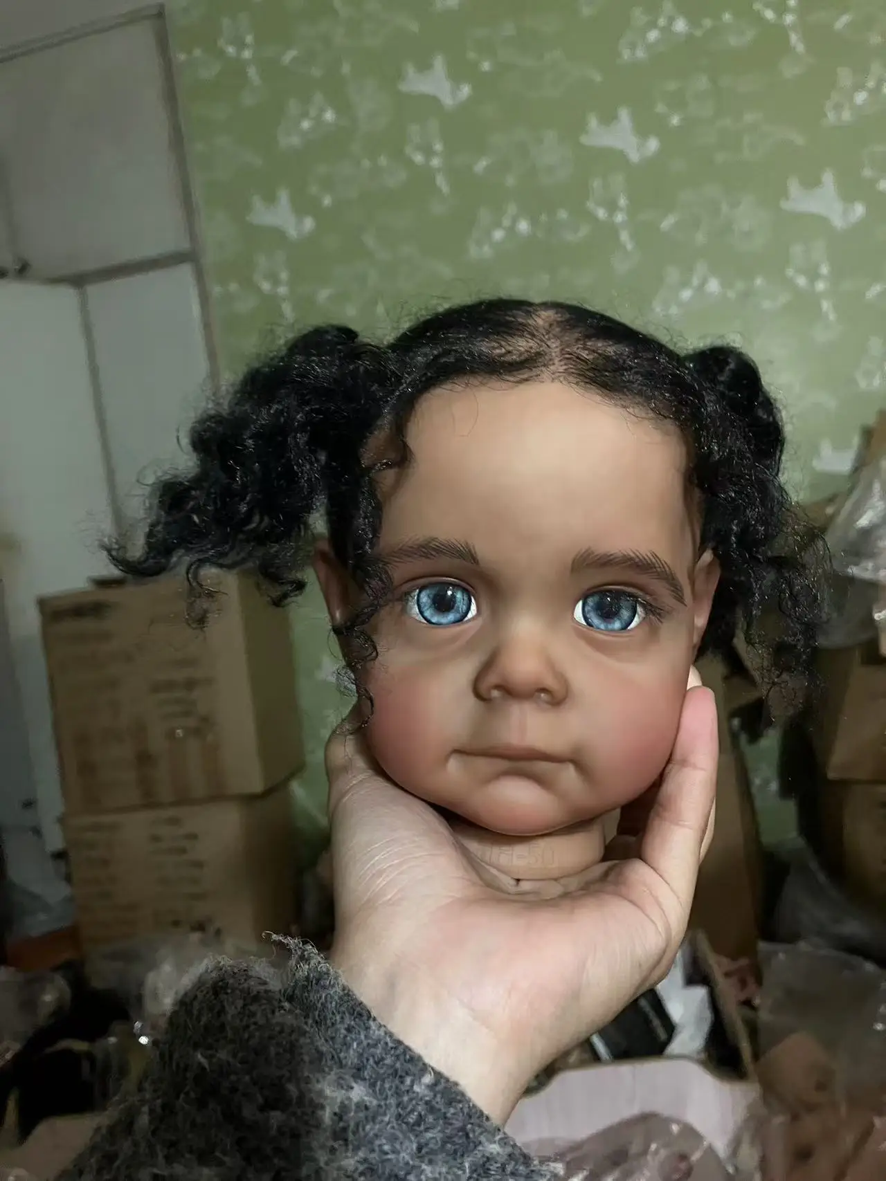 SINO-BB Fornitura limitata personalizzata 24''Reborn Baby Maggie Capelli radicati a mano Pelle scura Bambola già finita con abito diverso