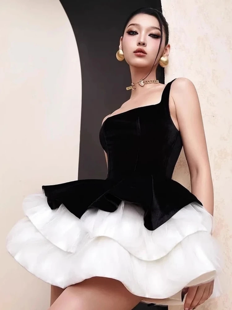 Sexy cinta de espaguete pescoço quadrado babados mini vestido feminino veludo preto sem mangas rendas em camadas a linha vestidos festa à noite