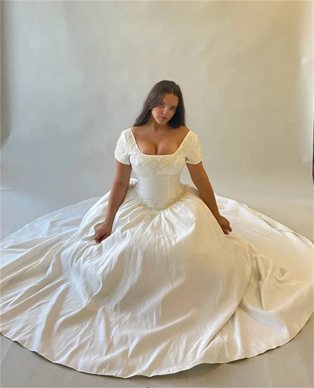 Aangepaste plus size baljurk trouwjurk met vierkante hals en korte mouwen satijnen stof kant verfraaide bruidsjurk voor bochtige bruiden