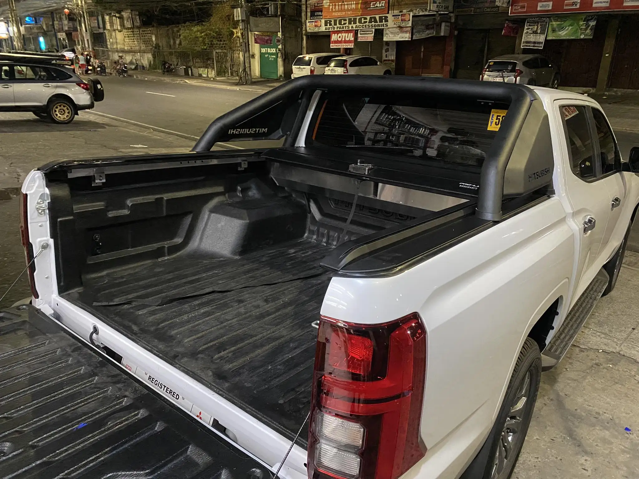 

Aluminum Alloy Double Cab Tonneau Cover for Pickup 4x4 Trucks with Carry Bag