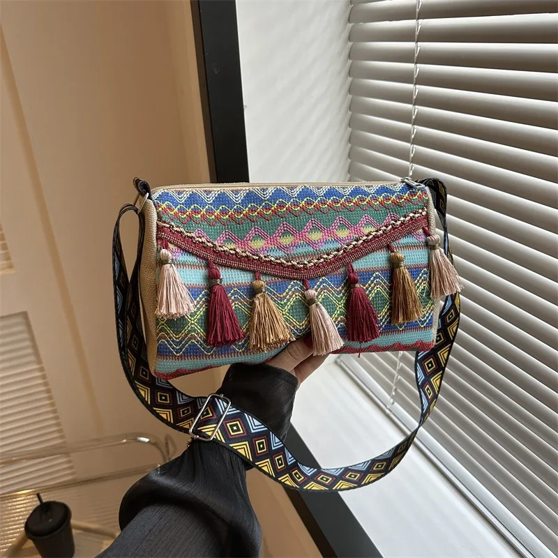 Winter New Literary Ethnic Style Crossbody Bag Fashion Tassel Female Designer Shoulder Bag Retro Commuting Fashion Crossbody Bag