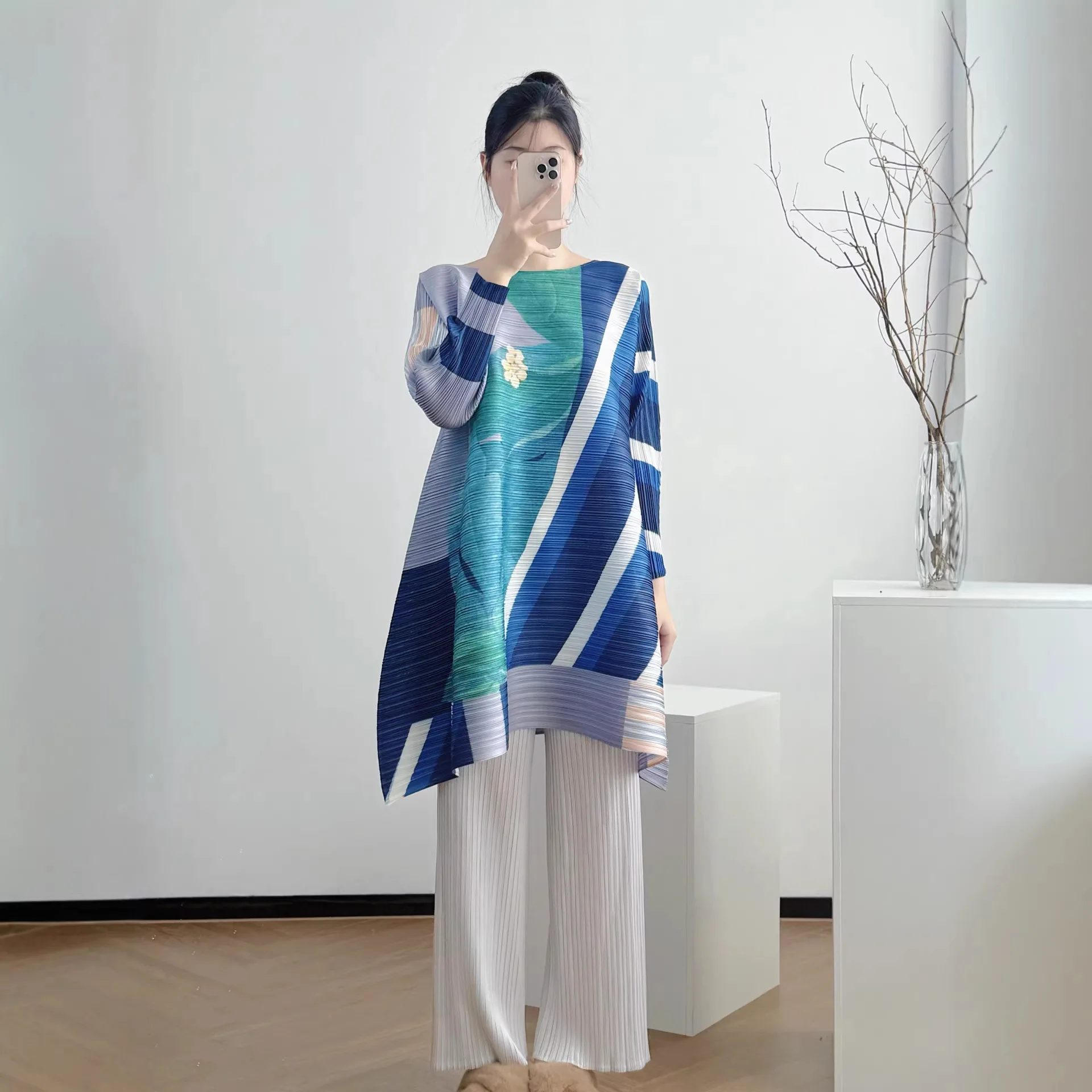 

Плиссированное платье Miyake 2026: Новинка, модное и элегантное, с цветовыми блоками, длинными рукавами, в стиле легкой роскоши, больших размеров, для женщин старшего возраста.