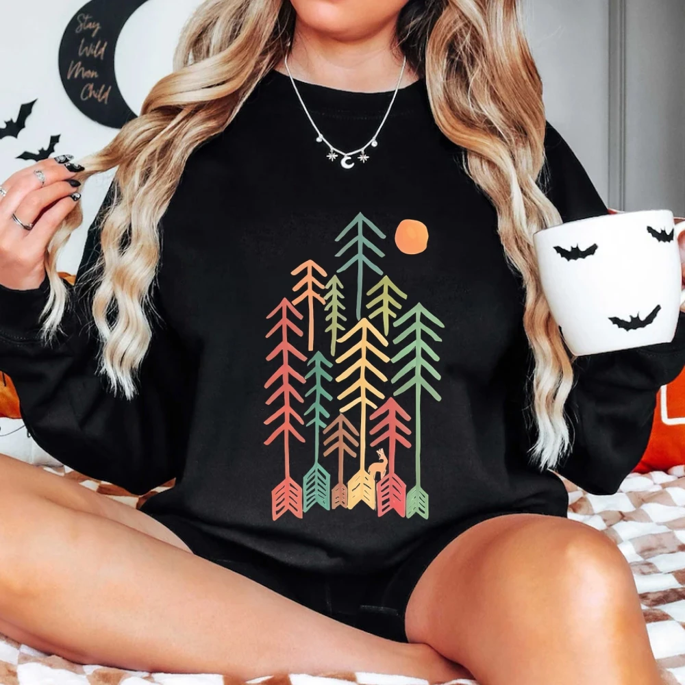 Kleurrijk Forest Sun Sweatshirt Levendige boomprint Creatieve Nature Vibe Stijlvolle casual losse ontspannende streetwear top met lange mouwen