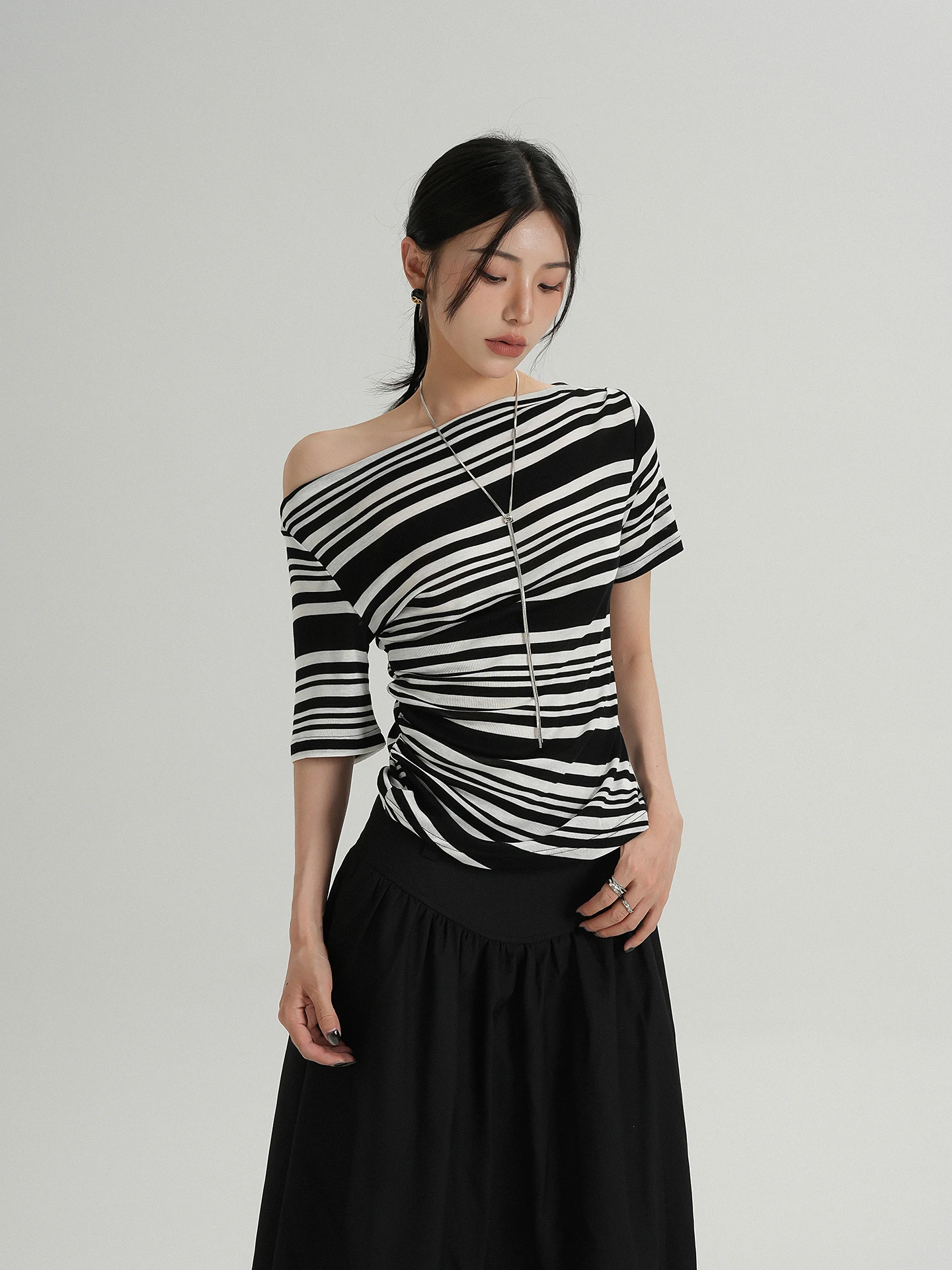 

SRYS AME Модная дизайнерская футболка с одним открытым плечом и коротким рукавом в полоску, летняя новинка для женщин