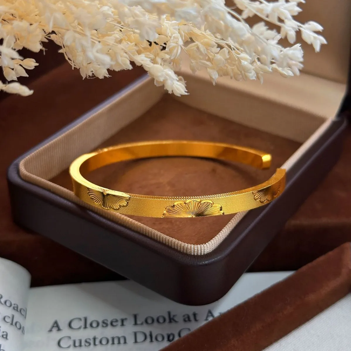 Polished Engraved Daisy Open Bangle Women's 24K Gold AU999 - Shiny engraved daisy, elegant glow, spotlight of banquets