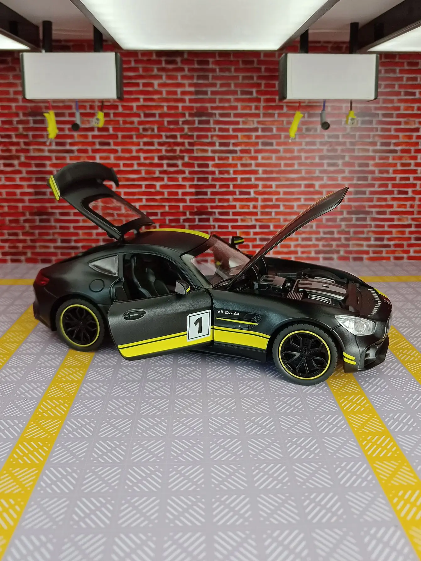 โมเดลรถซูเปอร์คาร์ Mercedes GT อัลลอยด์ ขนาด 1:24 ของเล่นตกแต่ง ประตูและฝากระโปรงหน้าเปิดได้ ท้ายรถเปิดได้ ของขวัญสุดพิเศษ