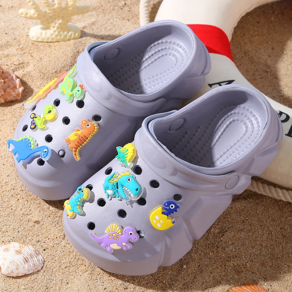 Atmungsaktive Freizeit-Clogs für Jungen mit leuchtender Cartoon-Dinosaurier-Dekoration, leichte Clogs für Dusche, Strand und Pool 3057 – Detail 21