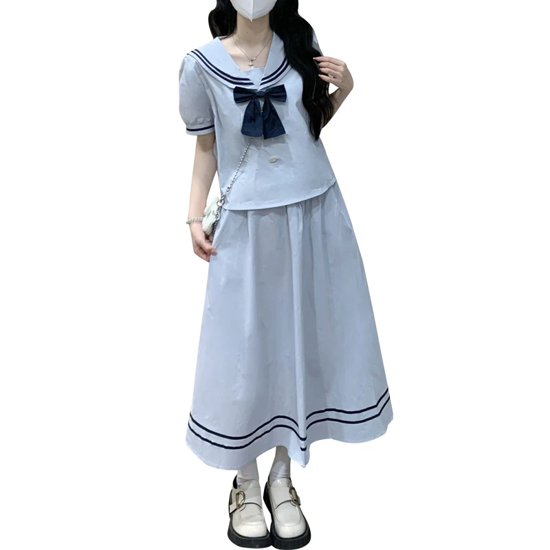 Letni granatowy strój marynarski damski lub zestaw marynarski dwuczęściowy, podkreślający figurę, młodzieżowy, spódnica, damski komplet.