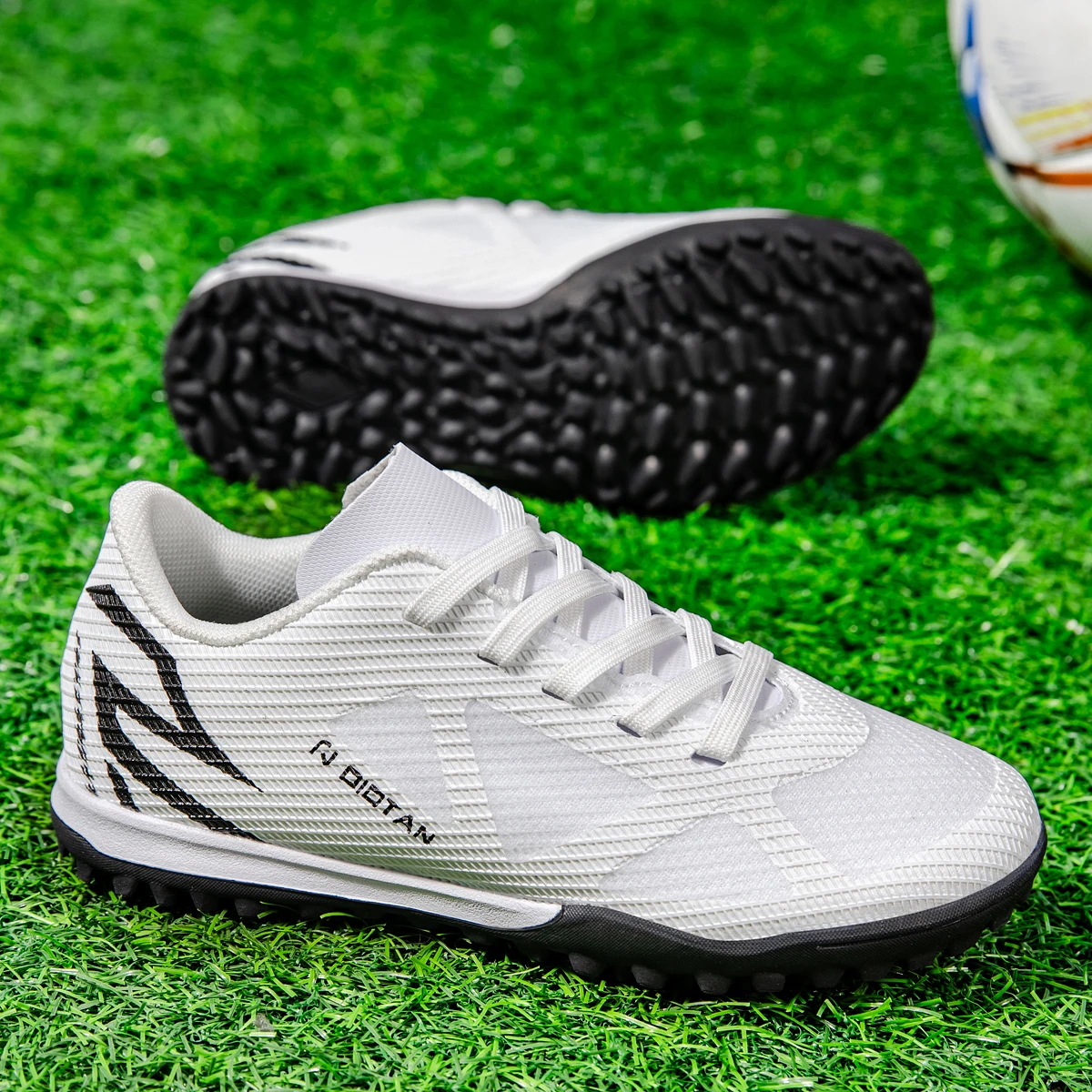 Men's and women's universal style football boots, broken spikes and spikes are optional styles TF and FG sneakers soccer shoes