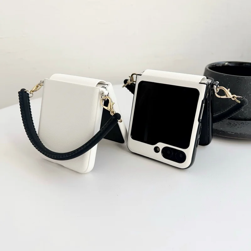 Luxuriöse Business-Handyhülle aus PU-Leder mit Trageschlaufe für Samsung Galaxy Z Flip 7 FE 5 6 4 mit seitlicher Schnalle und Kameraschutzabdeckung.