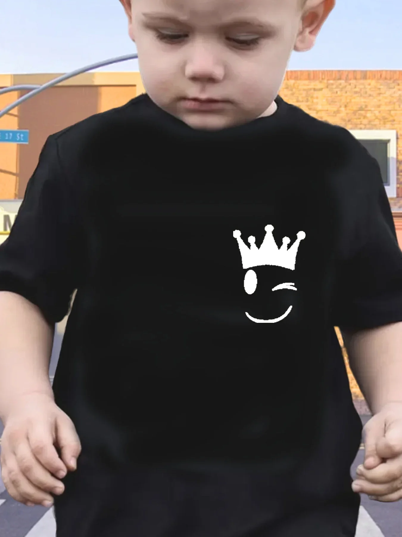 Kids Minimal Winking Smile Face Crown Pattern Short Sleeve Top Cute Pocket Position Design Casual Street Style Childrens T Shirt