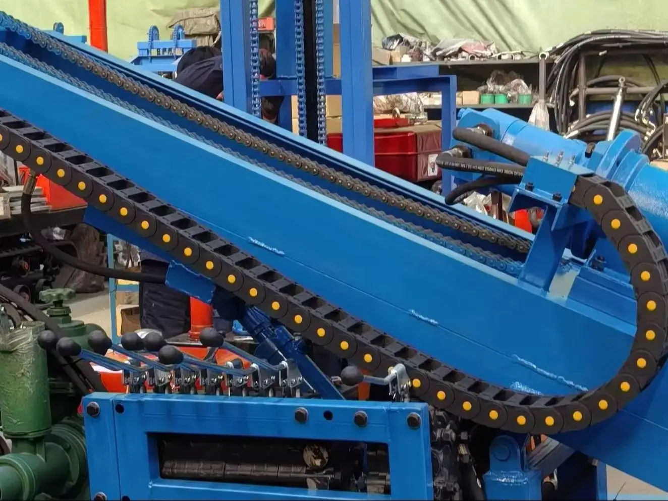 

Индивидуальная маленькая 180 м 200 м гусеничная буровая установка для глубоких скважин, машина для исследования грязевого насоса, буровая установка для небольших скважин