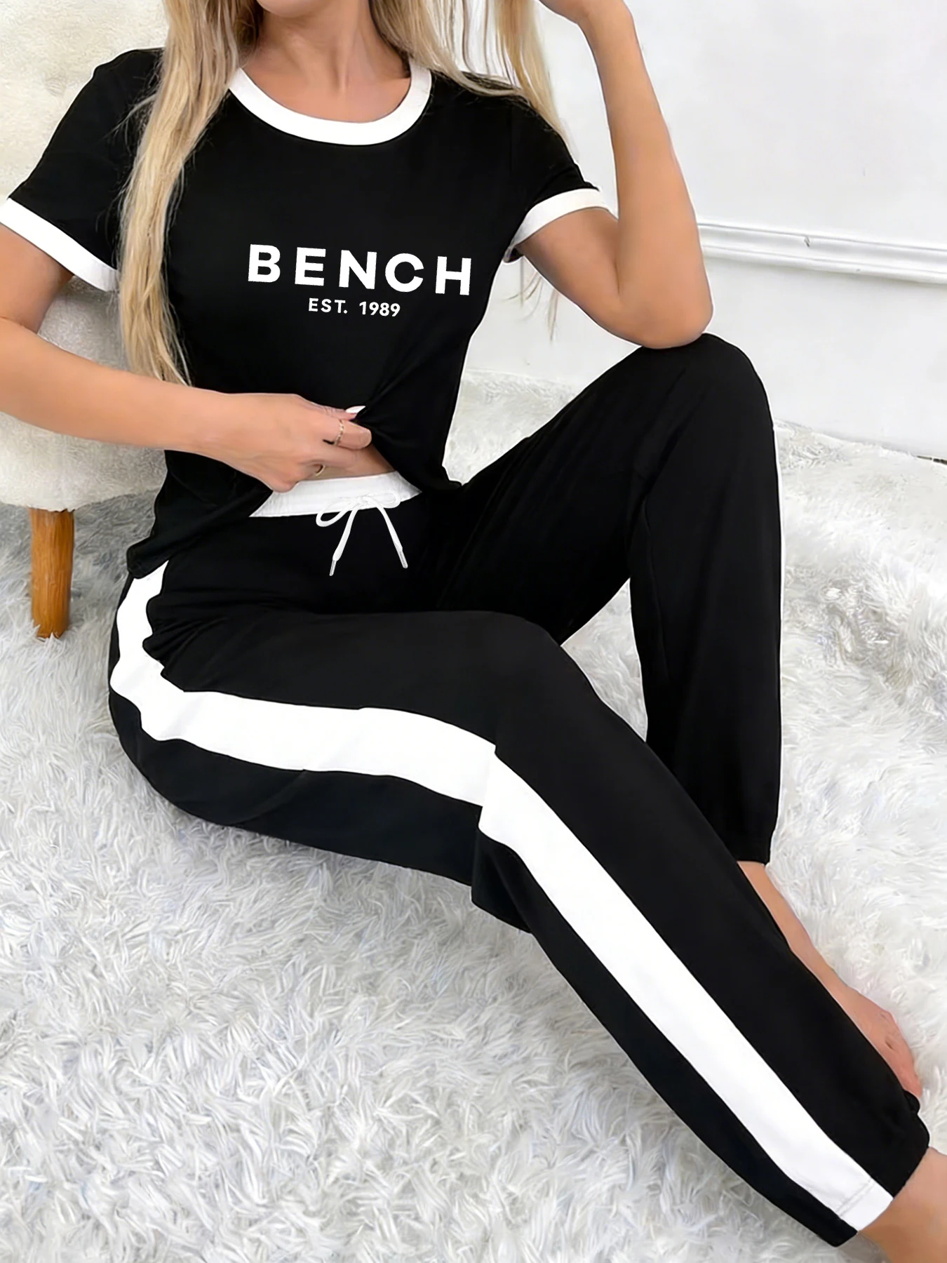 Traje Casual de Verano Transpirable y Delgado con Bloques de Color para Mujer, Conjunto de Dos Piezas con Pantalones Cortos y Estampado de Letras 'Bench Est.1989'