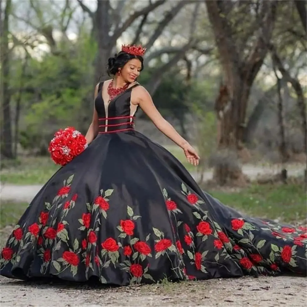 Maßgeschneidertes schwarzes Charro-Quinceanera-Kleid mit Stickerei, weiße Blumen, V-Ausschnitt, Mexiko-Korsett, Sweet 16, Vestidos De XV 15 Anos YQD430