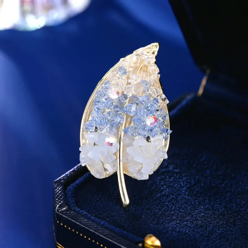 

A niche design with a gradient transparent full diamond brooch, a high-end, exquisite and fashionable brooch accessory