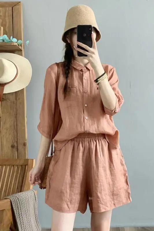 

Повседневный комплект из двух предметов: ретро-рубашка с коротким рукавом, воротником-лацканом и застежкой на пуговицах, а также свободные шорты с широкими штанинами из хлопка и льна.