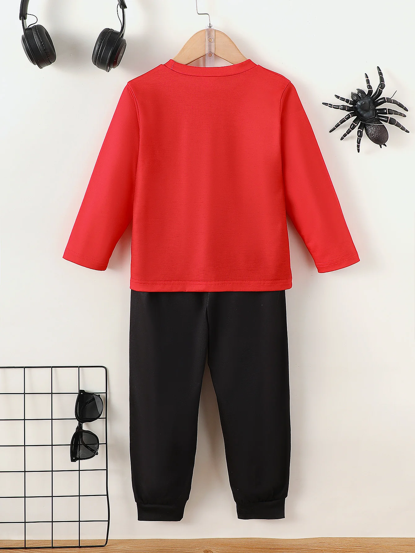 Cool Spider Web Print Long-Sleeved Two-Piece Set for Boys, Featuring Eye-Catching Red and Black Color Contrast Design, Suitable for Boys' Daily Outings and Outdoor Play, a Stylish Children's Outfit for Spring and Autumn.