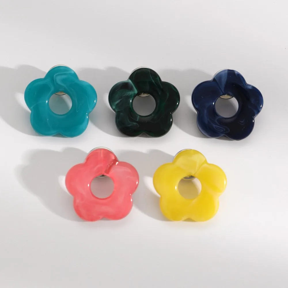 Trendy Sweet Colored Acrylic Hollow Flower Eyeglass Brooches for Women Multi-function Button Suit Glasses Scarf Buckle Jewelry