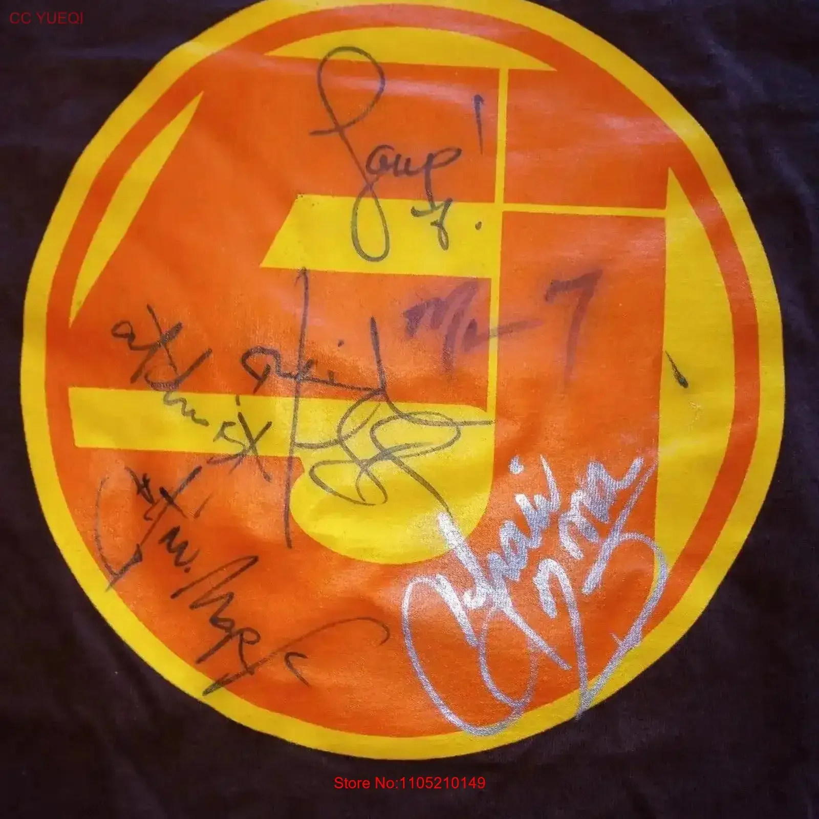 

ВИНТАЖНАЯ ФУТБОЛКА JURASSIC 5 с АВТОГРАФИМИ 2002 ГОДА РАЗМЕР XL 24 PITS WORN ONCE винтажная стираная удобная стильная графика универсальная