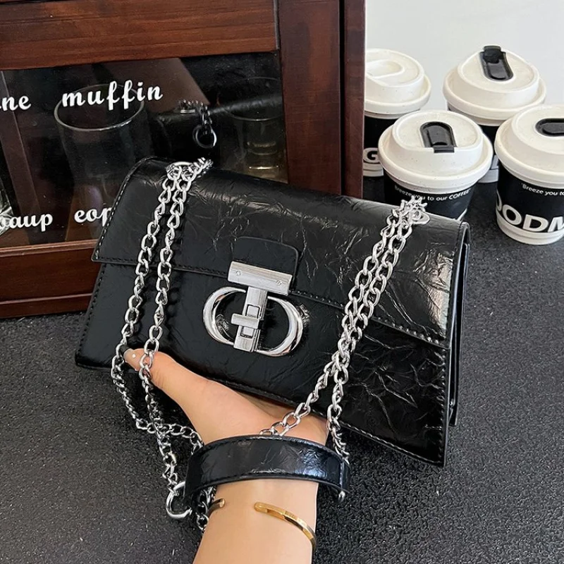 

Women's Messenger Bag Made Of Fine Leather Boasting Casual Paris High-End Daily Look​