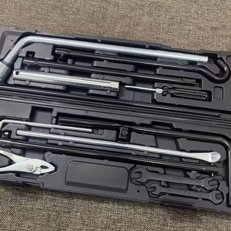 Notfall-Werkzeugkasten für Toyota Land Cruiser LC200 (08-20), mit Auto-Werkzeugset, Schraubenschlüssel und Reserveradhebel – Detail 3