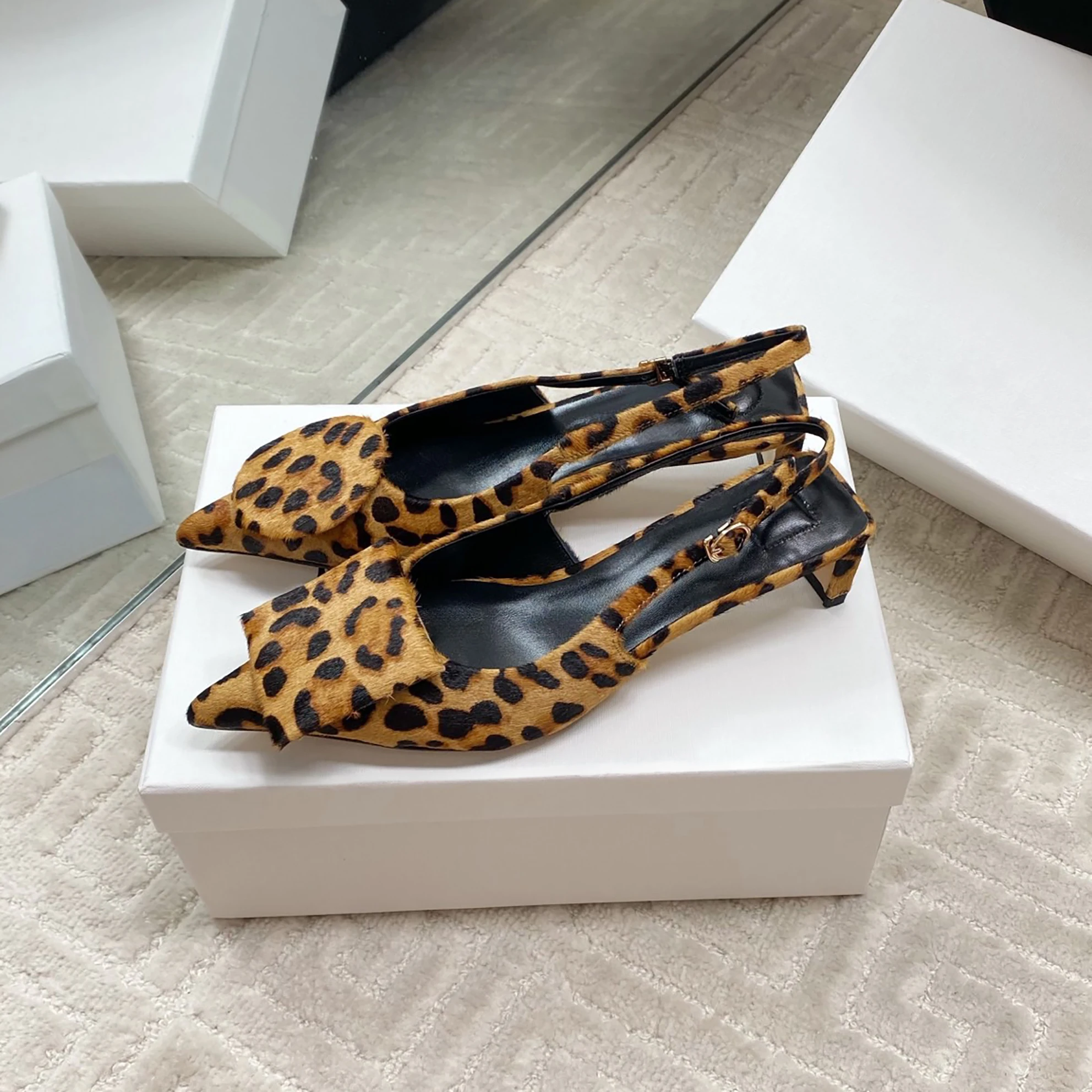 Zapatos de mujer de cuero con botón de pato mandarín, punta redonda, tacón medio, sandalias vacías, estampado de leopardo, nueva colección primavera 2026 de Francia