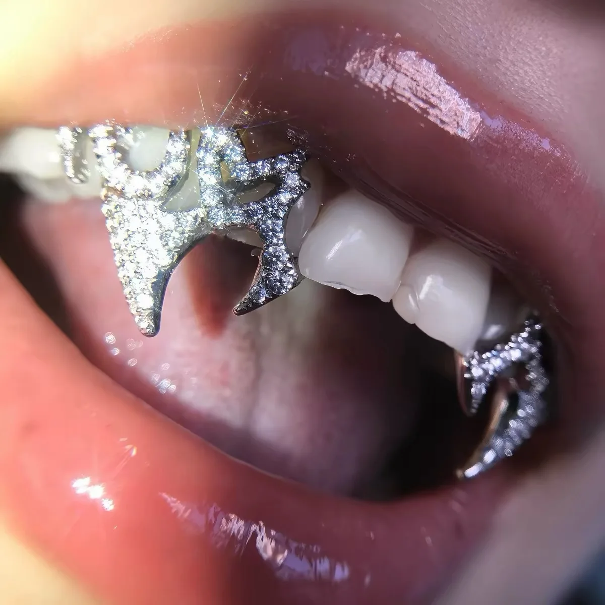 TOPGRILLZ Helloween Gothic Spike Iced Out Grillz Set Double Tooth Full CZ Paved Y2K Hip Hop Vampire Fang Teeth Jewelry Men Women