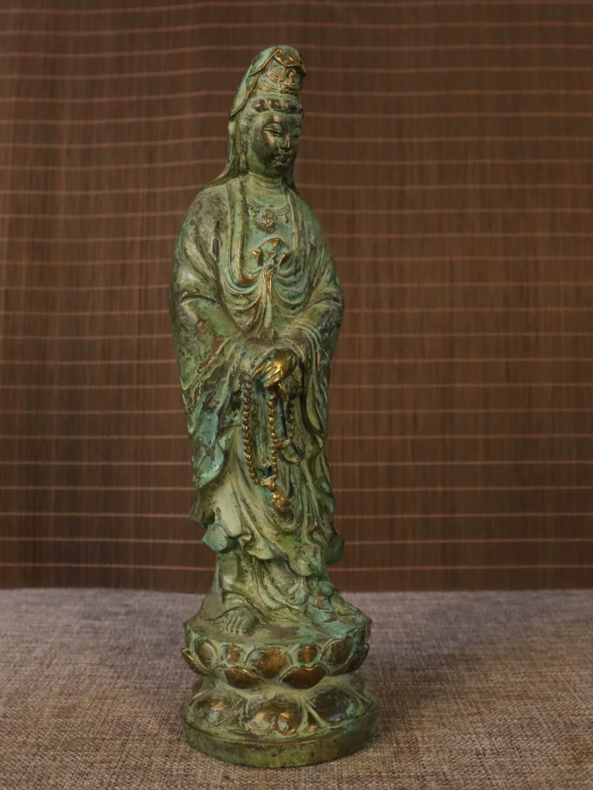 Antique collection, free standing Guanyin bronze statue, Guanyin Bodhisattva ornament, length about 7 centimeters, width about 7