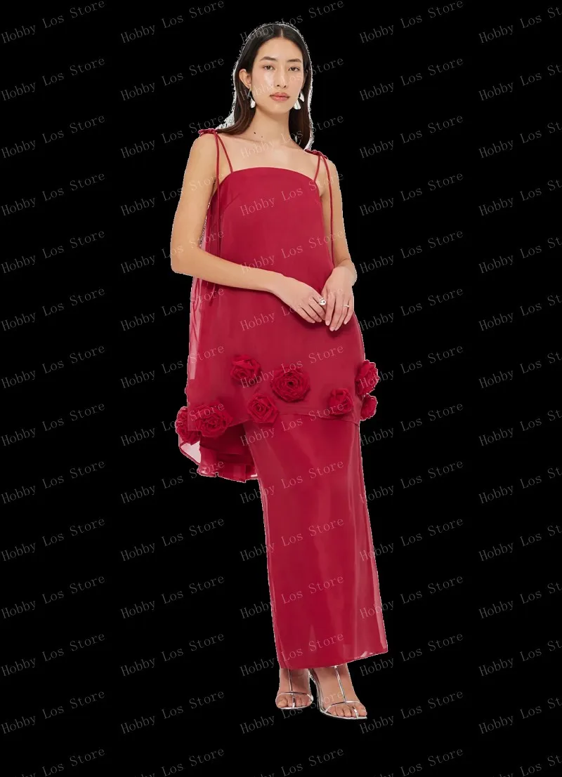 Saia maxi vermelha delicada com cintura alta e design de fenda lateral lisonjeiro para vários tipos de corpo emparelhado com saltos de tiras