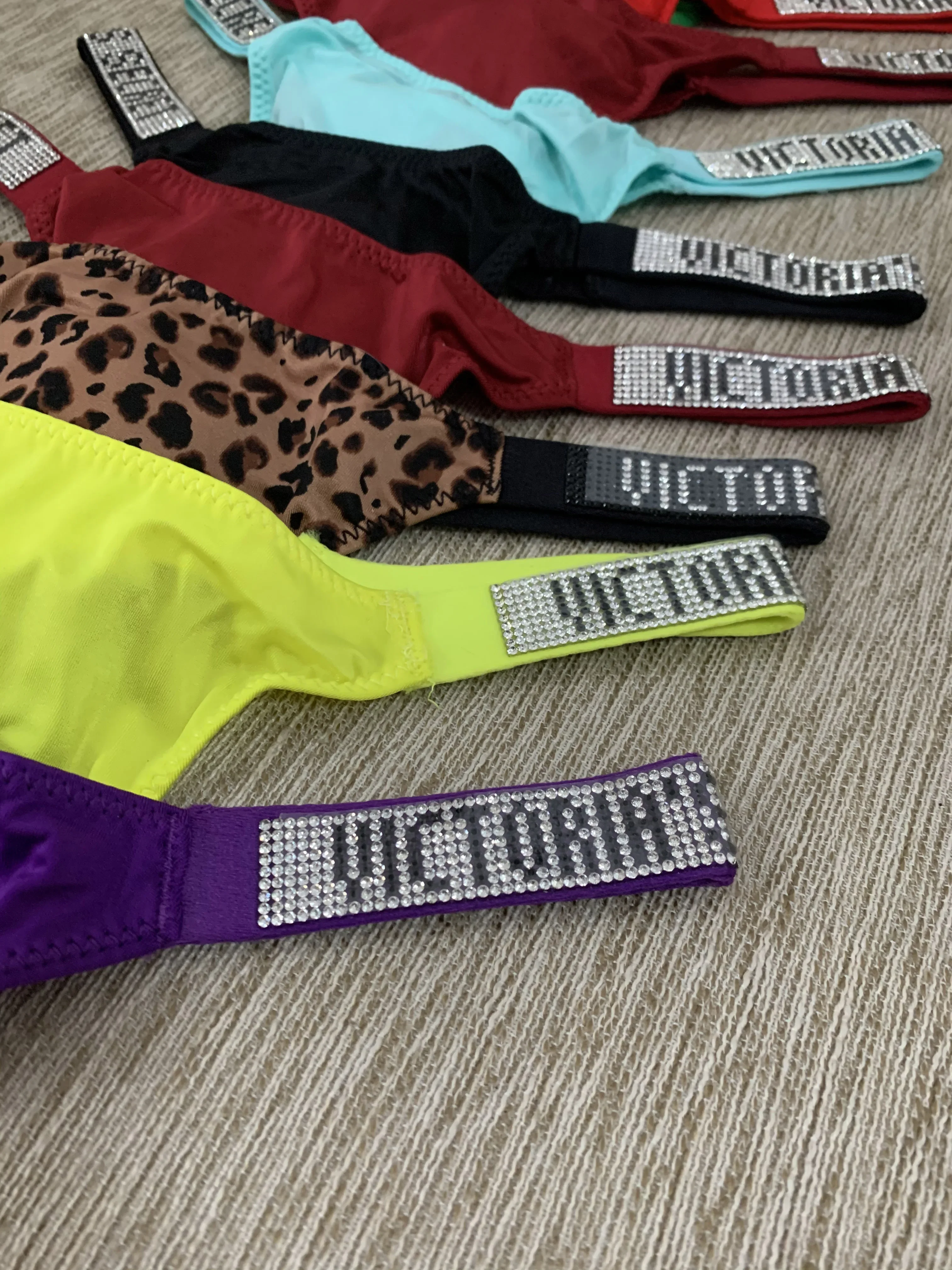 Victoria's Secret-Tanga Sexy para mujer, lencería rosa de marca, ropa interior de encaje, bragas, sujetador, bragas cómodas con letras de diamantes de imitación, novedad de 2024