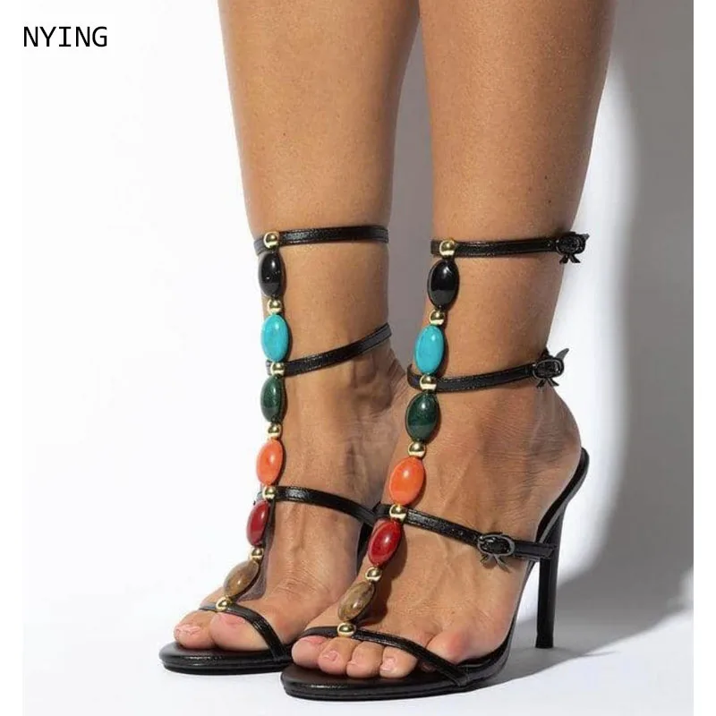 Damen Schwarze Leder-Sandalen mit Mehrfarbigen Perlen, Knöchelriemen, Stilettoabsatz, Boho-Stil, Steinverzierung und Offener Spitze