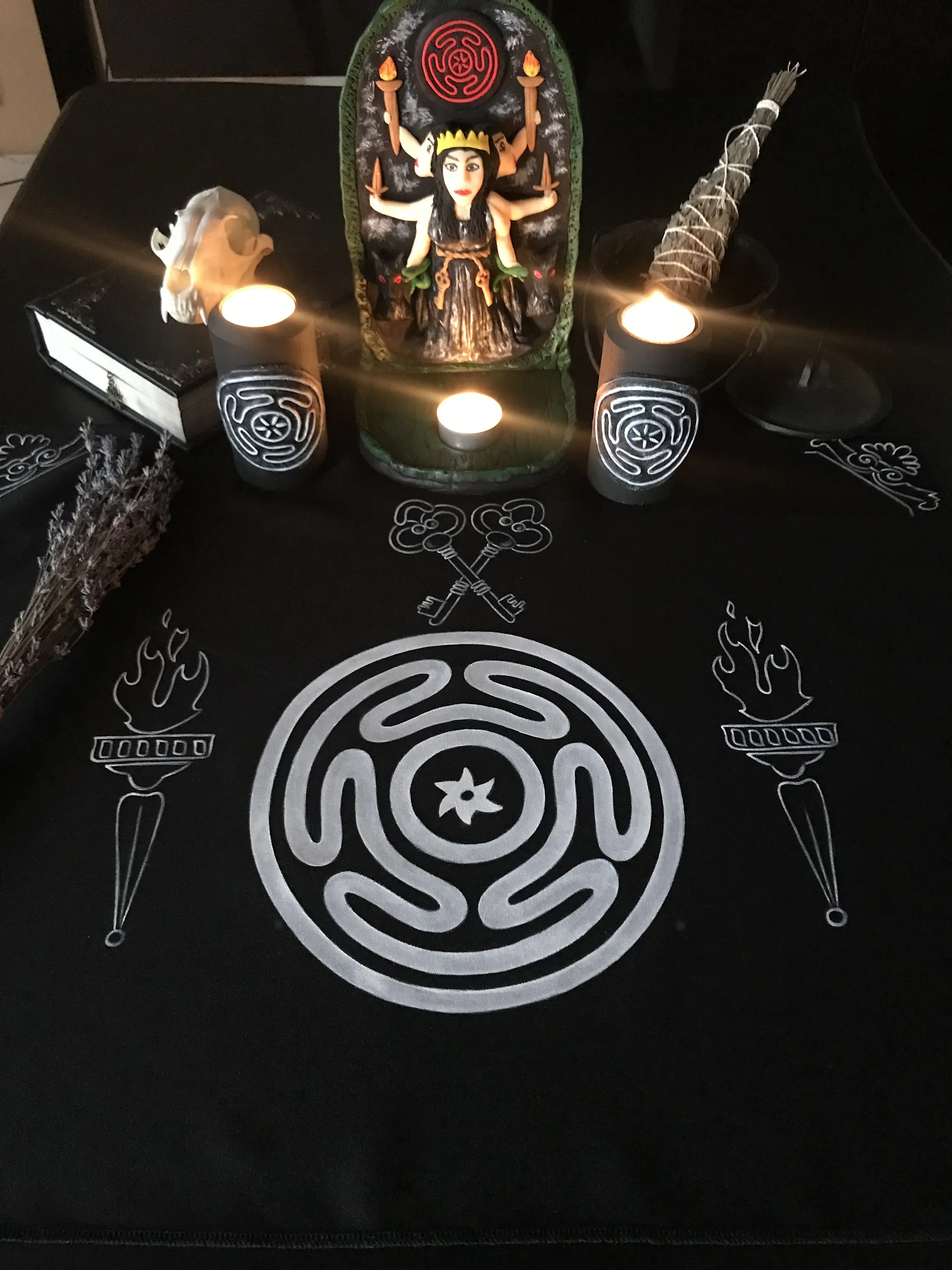 VIKAMA Hecate Maze Tablecloth Dark Pagan Witch Altar Cloth Mysterious Ritual Tarot Tablecloth Tarot Card Tablecloth