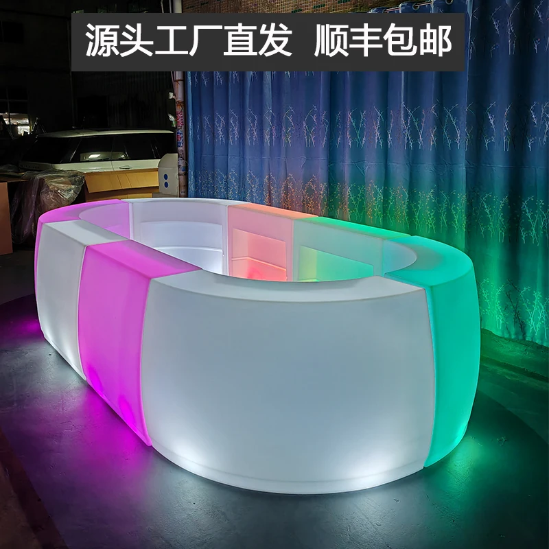 The luminous round bar can be moved. The hotel bar is a watertight mixer before the reception party