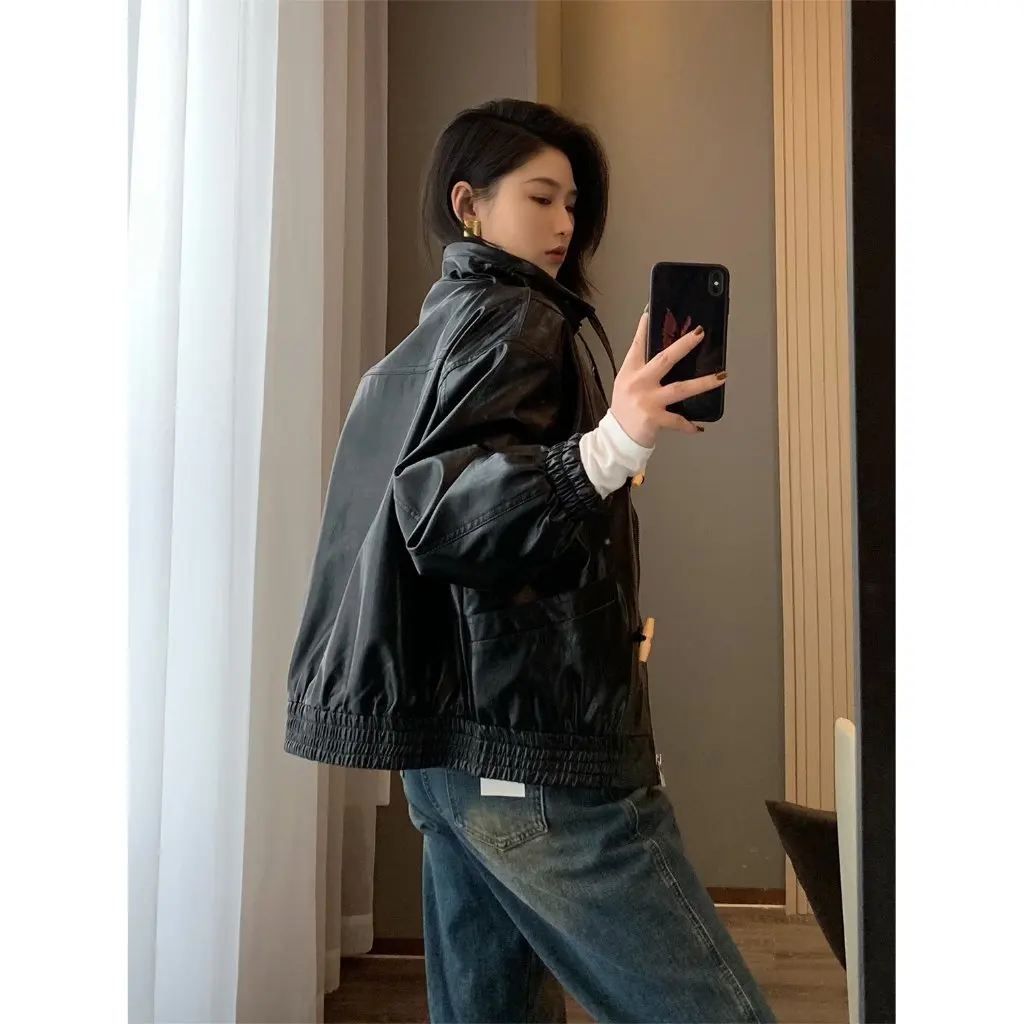 เสื้อแจ็คเก็ตหนังผู้หญิง Zedaijai สไตล์เรโทรสำหรับขี่มอเตอร์ไซค์ ดีไซน์ปกมีหัวเข็มขัดมุมแหลม โดดเด่นสะดุดตา สไตล์สาวเท่ แฟชั่นนอร์ดิก