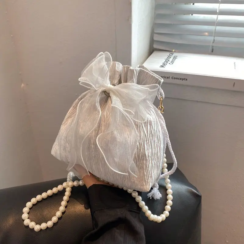 Plissierte Mini-Umhängetasche für Damen, Organza-Schleifentasche mit Perlenkettenriemen, elegante Abendhandtasche für Hochzeit, Party, Abschlussball – Detail 8